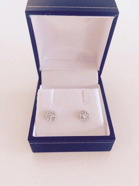 BEAUTIFUL diamond earrings!!! New, in box! Worth R15000!