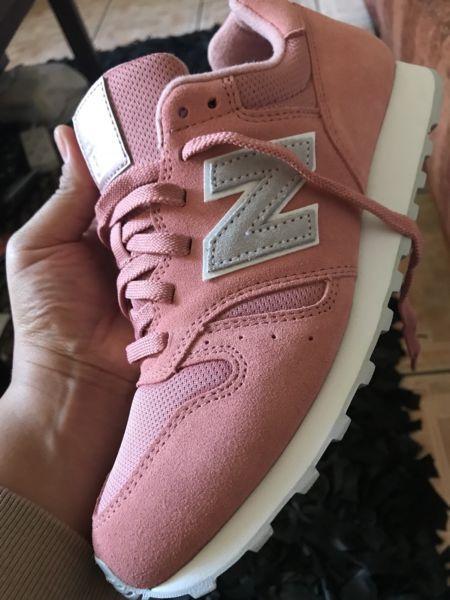 Ladies Size 7 New Balance Sneakers