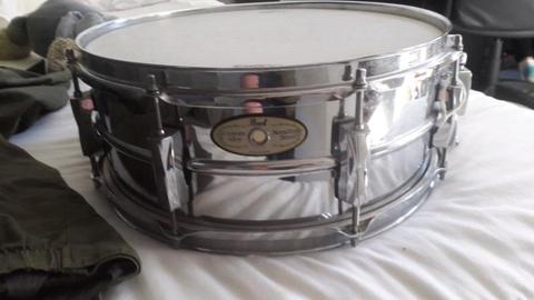 Pearl snare drum