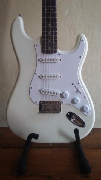 Fender Squier Bullet Strat HT SSS Arctic White IMMACULATE SeePics!