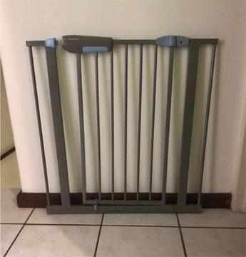 Lindam baby safety gate