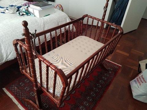 Wooden crib and fitted mattress