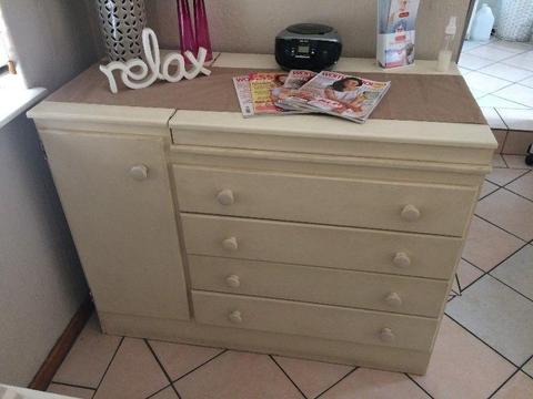 Compactum.4 draw and cupboard section