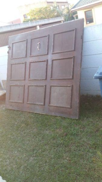 Single maranti garage door for sale R 800 neg