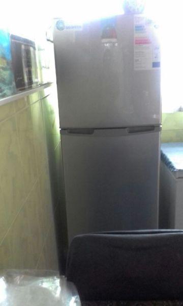 Excellent condition fridge freezer