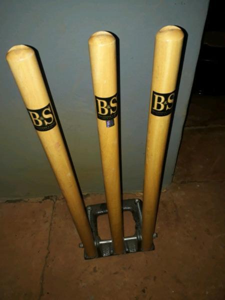 B&S Spring-loaded Cricket Stumps