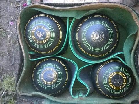 Sets of 4 Henselite ring-type lawn bowls. Sizes 4 15/16