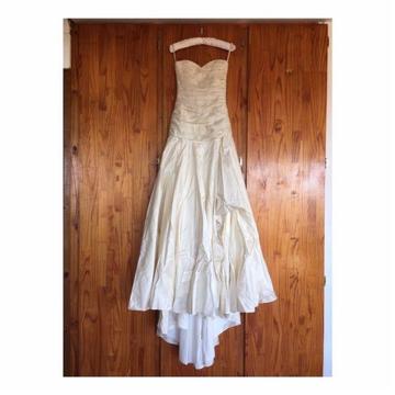 Never Worn: Elegant Ivory Wedding Gown by Elbeth Gillis Couture, small - medium bust/ waist
