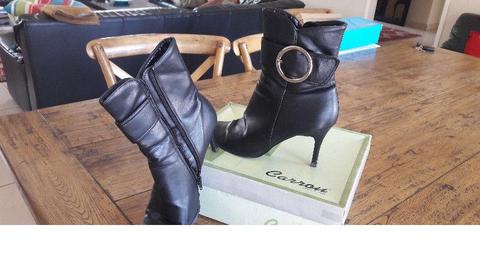 Pointy black ankle boots with buckle and heels - size 5