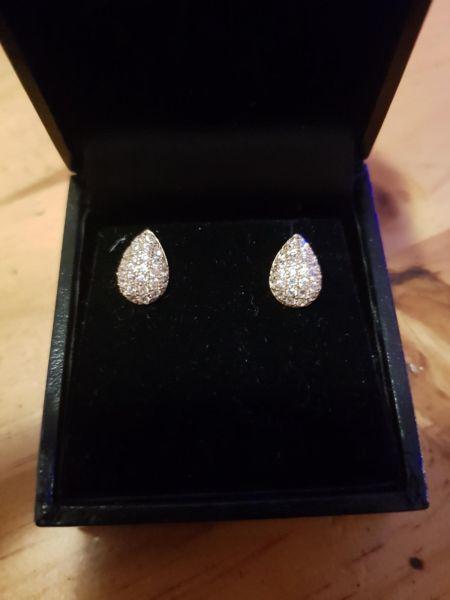 21 carrot diamond Earings brand new