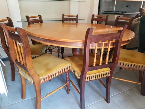Diningroom table, chairs and sideboard set