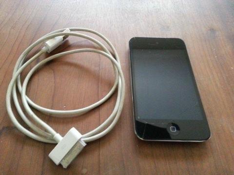 8Gb 4th Generation iPod touch + charging & data transfer cable