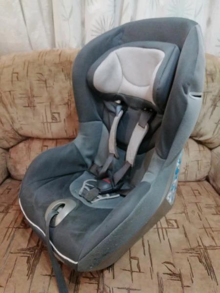 Reclining Chicco carseat 9-18kg