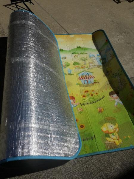Large insulated kids floor play mat in very good condition