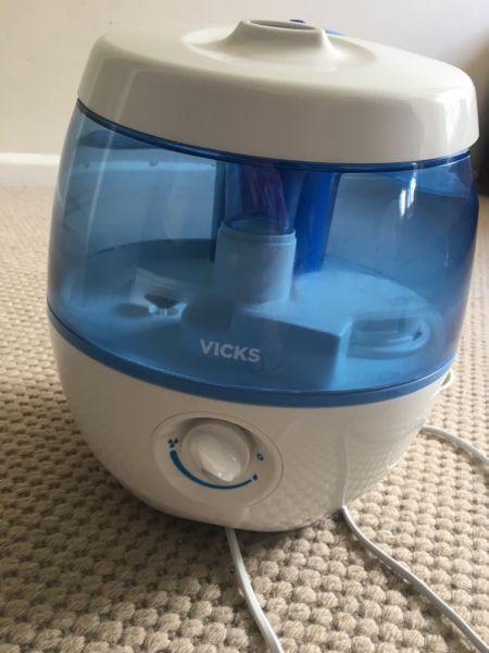 Vick’s cool steam mist humidifier with light projection with 3 themes