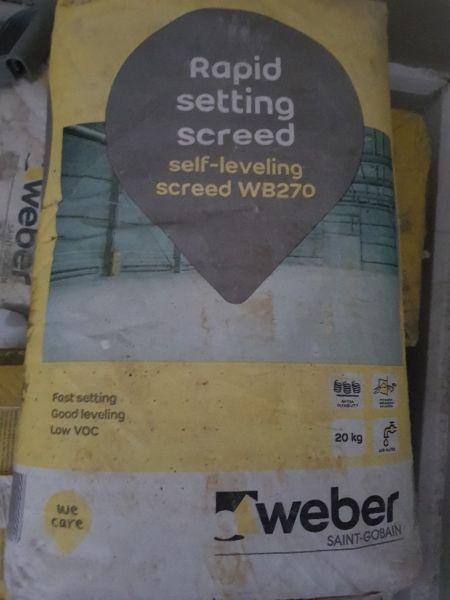 Self-leveling screed