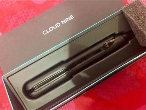 Cloud 9 hair straightener. Excellent condition. Still in box. Selling at R2000, worth R2700