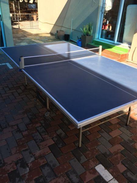 Table tennis / Ping pong table