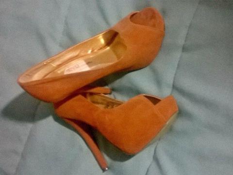 Second hand heels R50 a pair