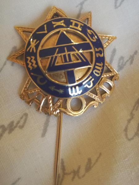 1919 Solid 18ct Gold pin Badge
