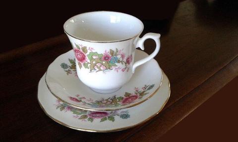 Vintage Queen Anne - 6 tea cups & saucers, 3 cake plates