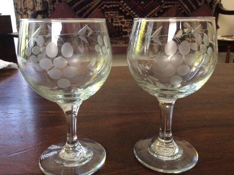 4 Grape design wine glasses