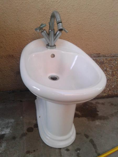 Bidet with taps