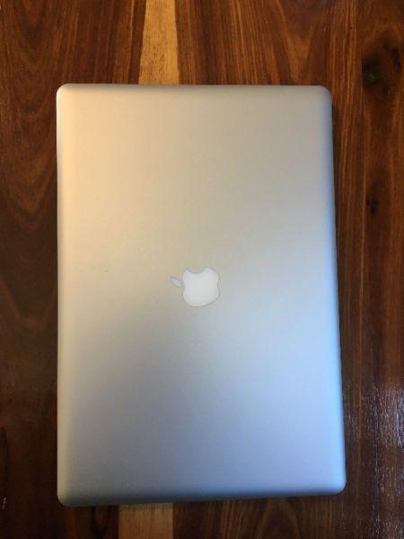 Macbook pro 17 inch very clean and scratch free 512gb ssd