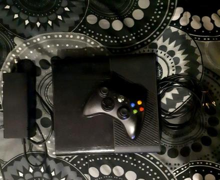 Xbox 360 Last Edition 500GB Drive + 1 Control & 7 Games