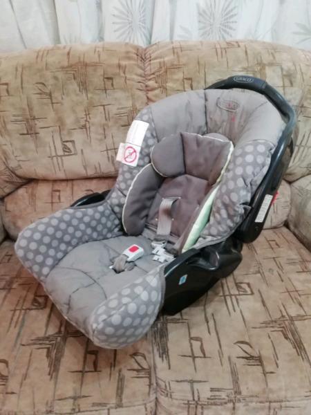 Graco carseat/carrier with head support for newborn 0-13kg