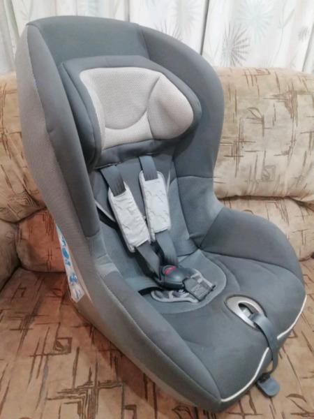 Chicco carseat 9-18kg