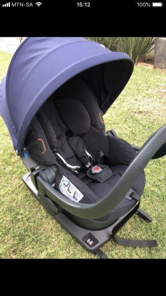 Stokke IziSleep car seat with isofix base