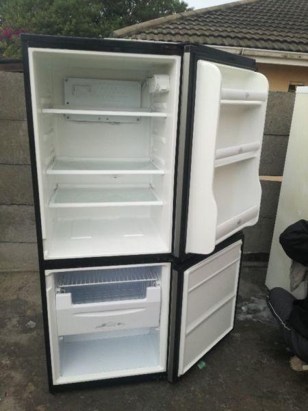 Kic fridge freezer R1800