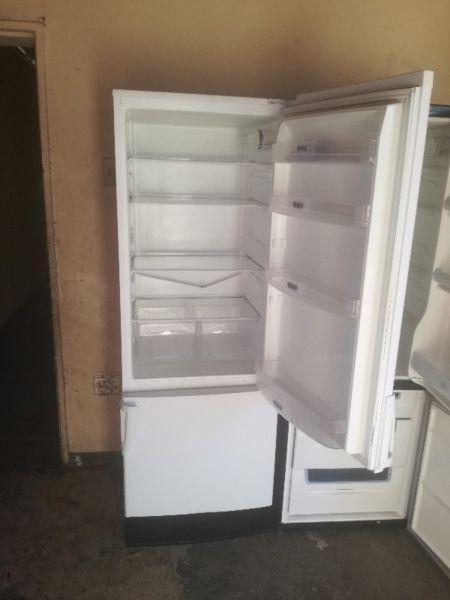 Whirlpool lowfrost fridge freezer R2000