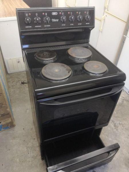 Defy 621 stove and oven R2200