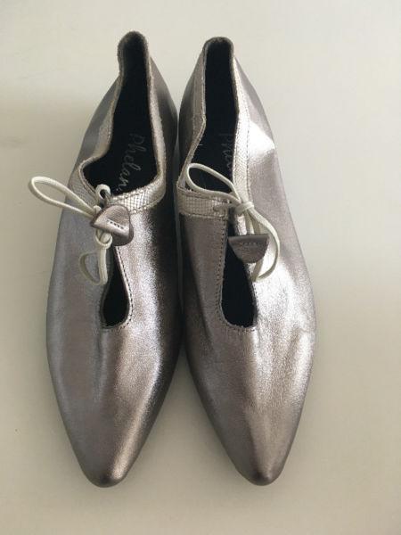 Metalic pointy flats leather