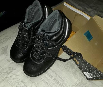 Barrio steel toe boots for sale size 8 (brand new)