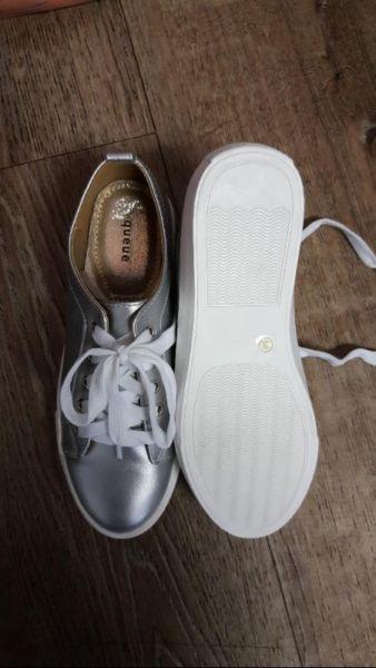 BRAND NEW Queue Metallic Lace Up Sneaker Silver - Size 3