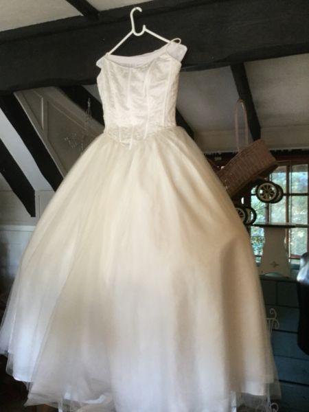 Pretty wedding dress and underskirt, if you want it extra pouffy! Vintage off white 34size