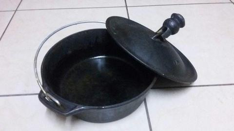Cast iron pot (flat bottom)