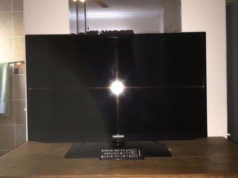 Like New, only 3 months old 32 inch Samsung FHD LED TV with Original Remote included in Sale