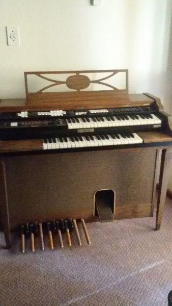 Vintage electronic piano organ in good working condition