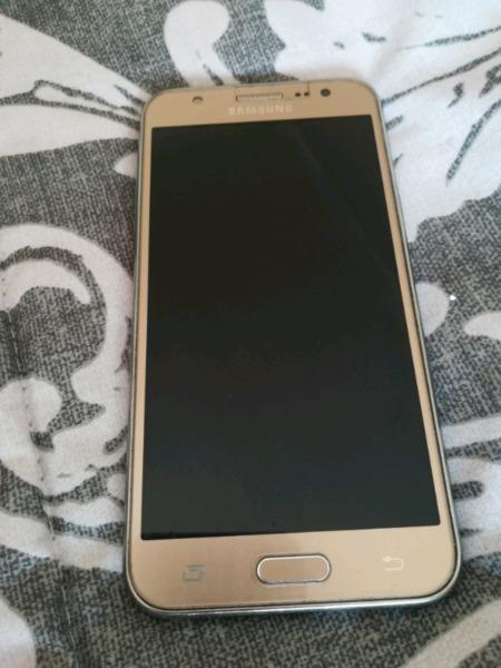 Cell phone Samsung J5