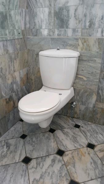 Toillet pan with seat, cistern and wall bracket