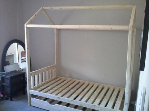 Montessori Design House Bed