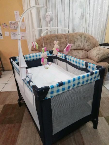 Chelino campcot with mattress, musical mobile and upper level for a newborn