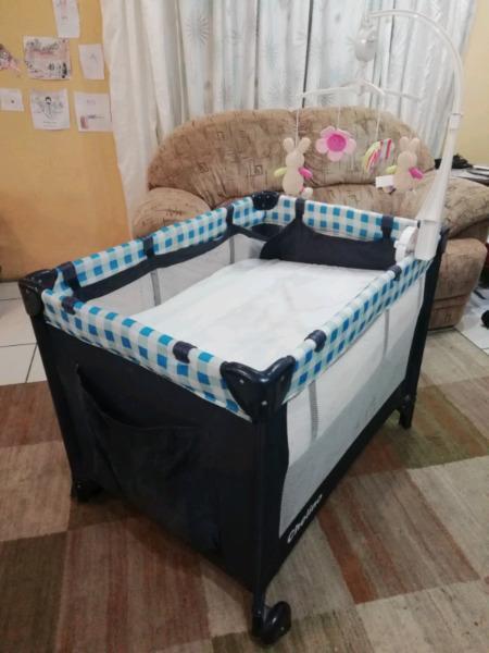 Chelino campcot with mattress, musical mobile and upper level for a newborn