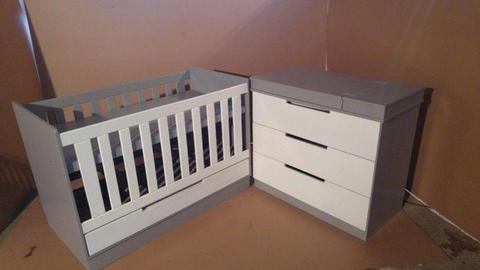 Baby Squareline Cot and Compactum Combo - R5999.00 - Sur 12