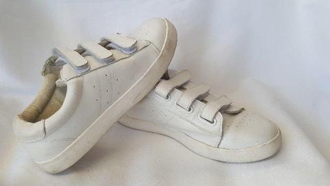 Kids country road sneakers size 2 R100