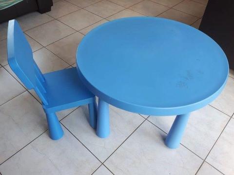 IKEA BRANDED QUALITY PLASTIC KIDS 3PC TABLE AND CHAIRS - IN GOOD CONDITION